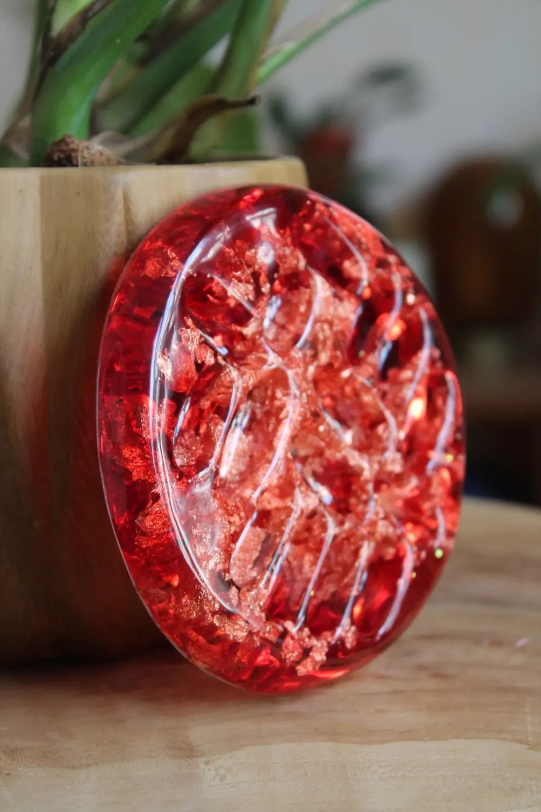 Porte-bijoux circulaire en résine rouge incrustée d'éclats scintillants