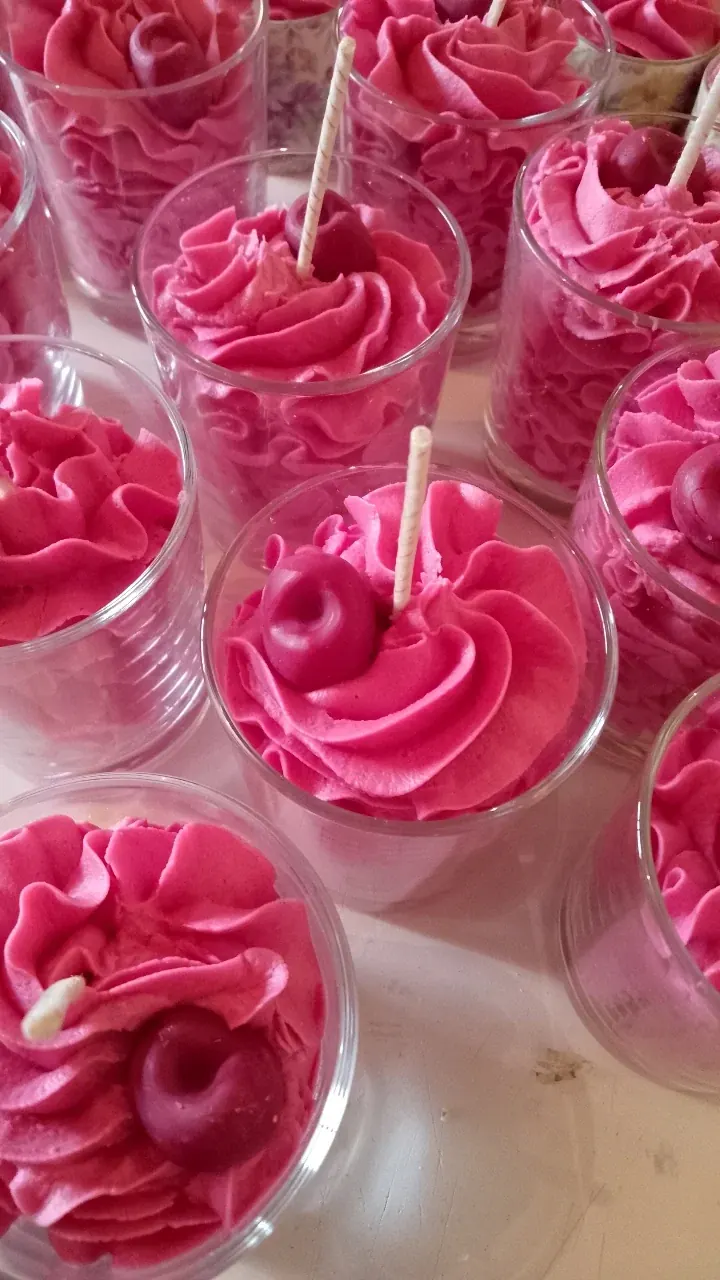 Bougies en verre avec décor de cire rose en relief et fausse cerise sur le dessus